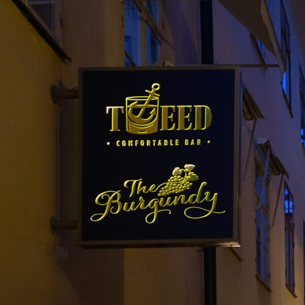 Dubbelsidig flaggskylt i transparent akryl med kromguldvinyl – Restaurang Leijontornet AB