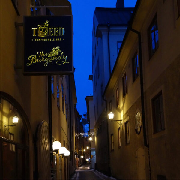 Dubbelsidig flaggskylt i transparent akryl med kromguldvinyl – Restaurang Leijontornet AB - Bild 2