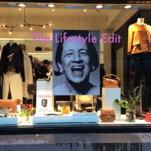 Nathalie Schuterman – fönsterdekor i vinyl och dubbelsidig digitaltryckt skylt för montering i skyltfönster