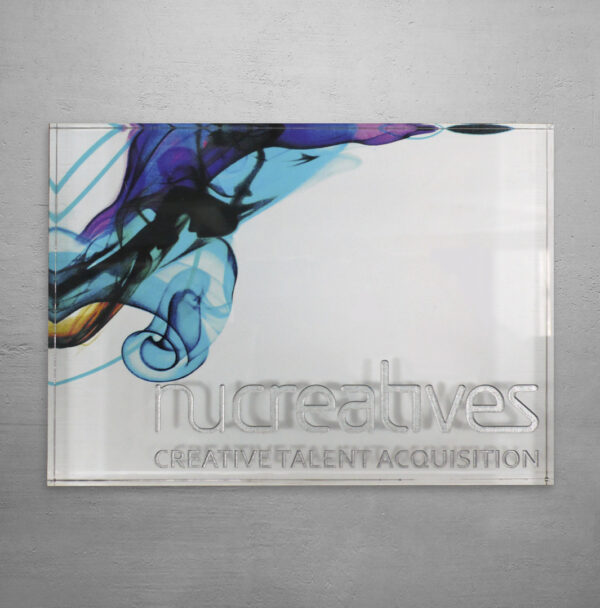 Nucretives dörrskylt – 10 mm transparent akryl med digitaltryck och graverad logotyp i silver - Bild 2