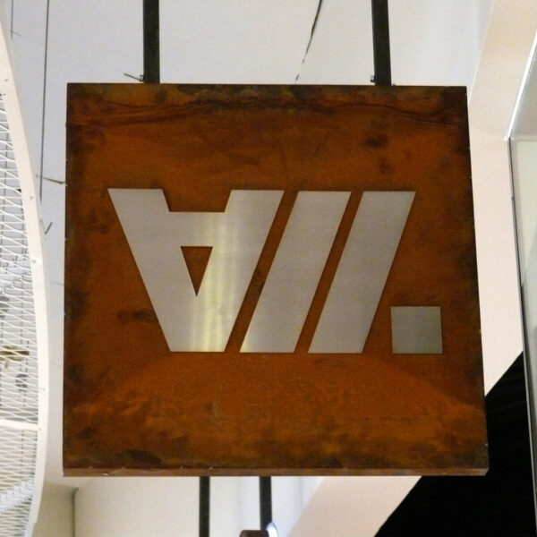 Dubbelsidig takpendlad entréskylt i corten – Amazing Seviien - Bild 2