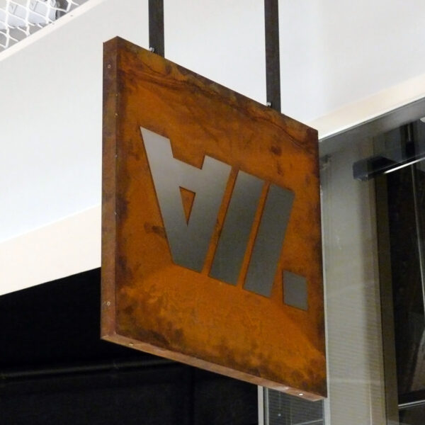 Dubbelsidig takpendlad entréskylt i corten – Amazing Seviien - Bild 3