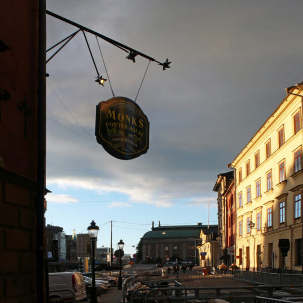 Monks Gamla Stan – dubbel konvex smidesskylt med digitaltryck - Bild 2