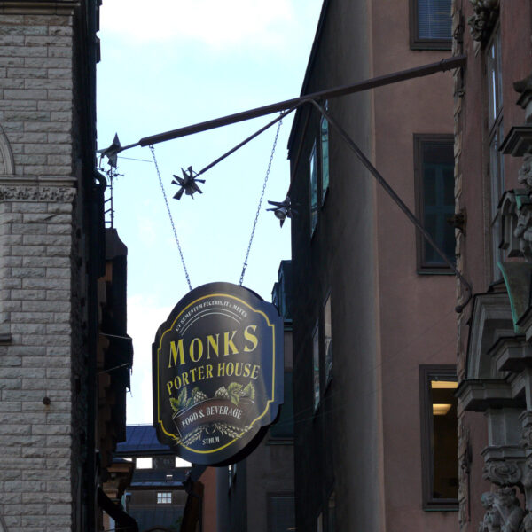 Monks Gamla Stan – dubbel konvex smidesskylt med digitaltryck - Bild 3