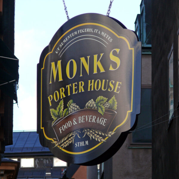 Monks Gamla Stan – dubbel konvex smidesskylt med digitaltryck - Bild 4