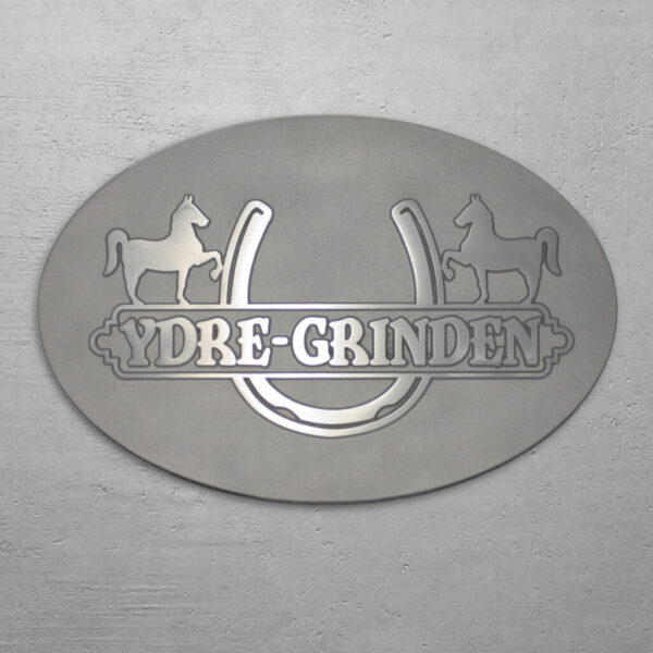 Gjuten oval aluminiumskylt med slipad topp – Ydre Griden företagskylt