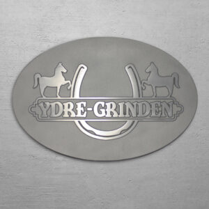 Gjuten oval aluminiumskylt med slipad topp – Ydre Griden företagskylt