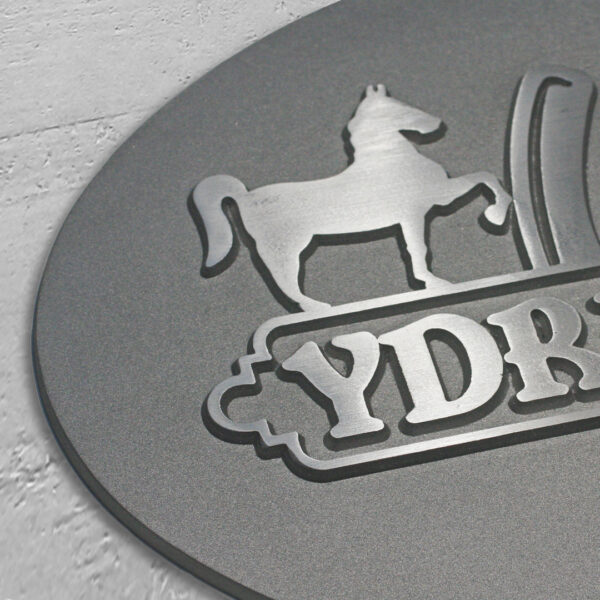 Gjuten oval aluminiumskylt med slipad topp – Ydre Griden företagskylt - Bild 3