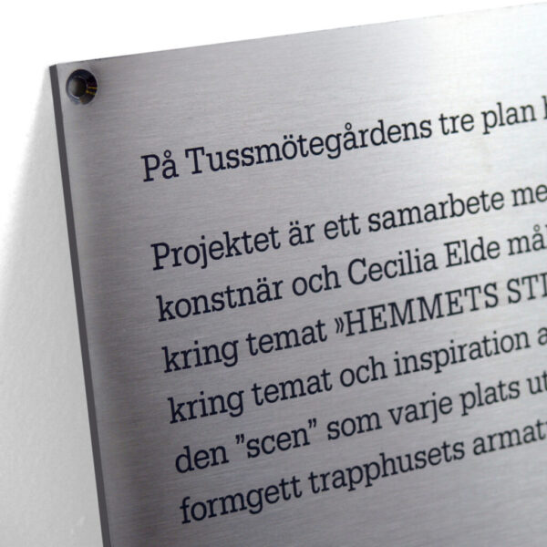 Stockholm Stad informationsskylt i borstat rostfritt med etsad och svart färgfylld dekor - Bild 2