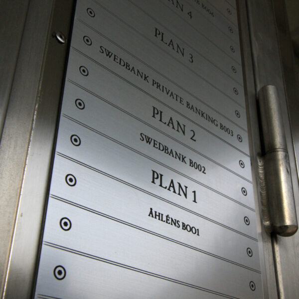 Regus fastighetsskylt – natureloxerad aluminium med graverad och svartfylld dekor - Bild 2