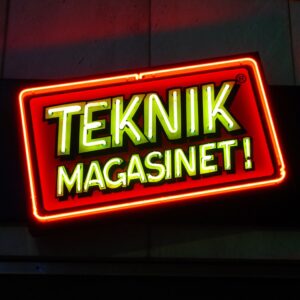 Neonskylt fasadskylt med rött och gult neon – Teknikmagasinet