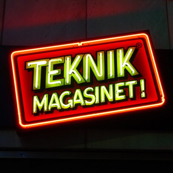 Neonskylt fasadskylt med rött och gult neon – Teknikmagasinet