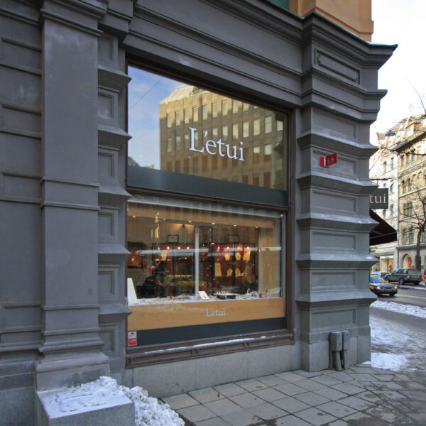 Letui fönsterskylt – profiltext i natureloxerad aluminium - Bild 4
