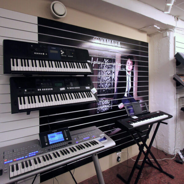 Digitaltryckt vinylväggdekor – Yamaha